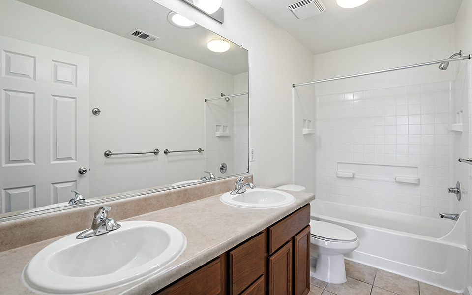 McCellan Corridor 1491 4x2.5 Bathroom